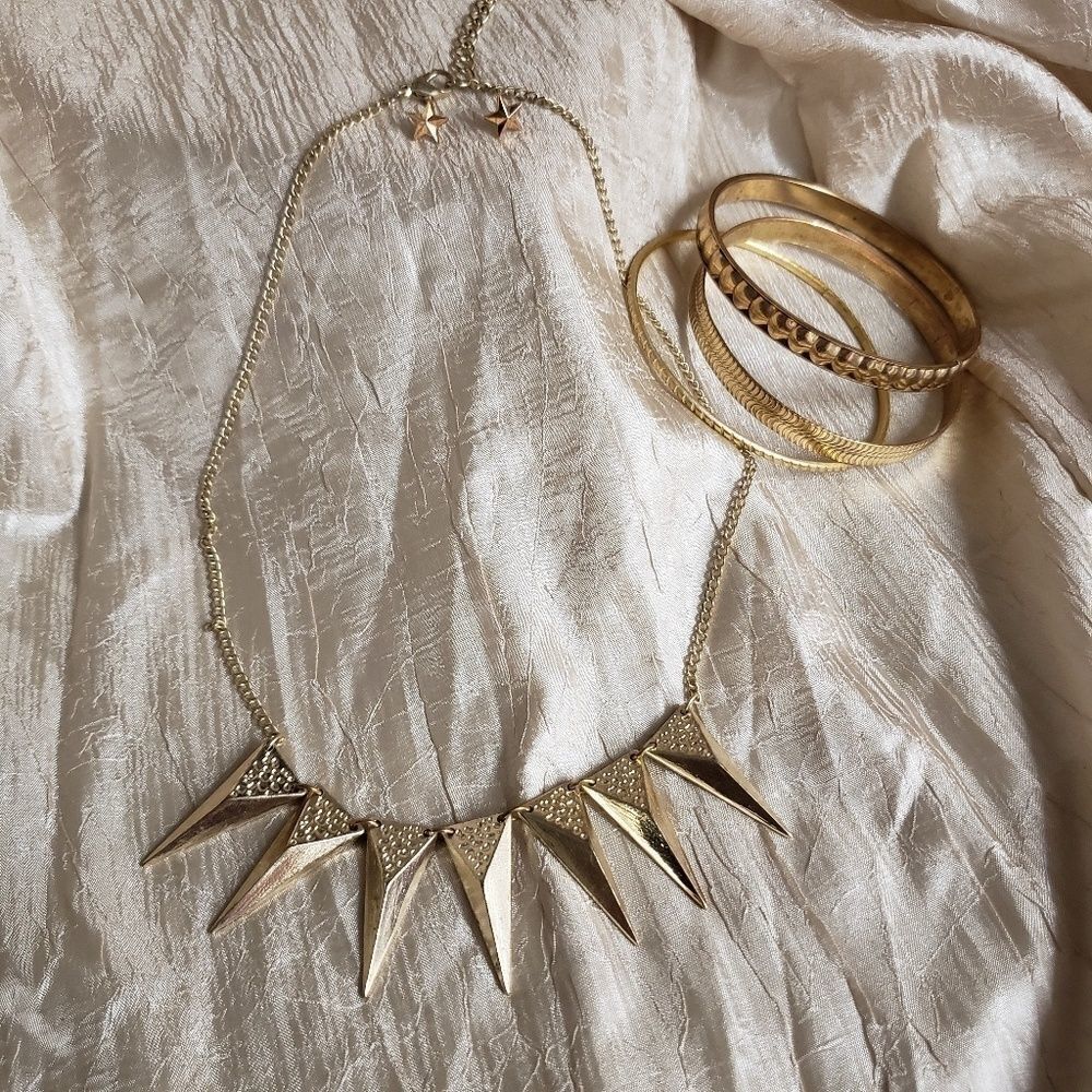 Matching necklace, earring, bracelet set - Picture 6 of 8